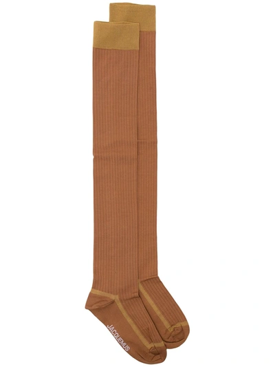 Jacquemus Ribbed Ankle-length Intarsia-logo Socks In Brown