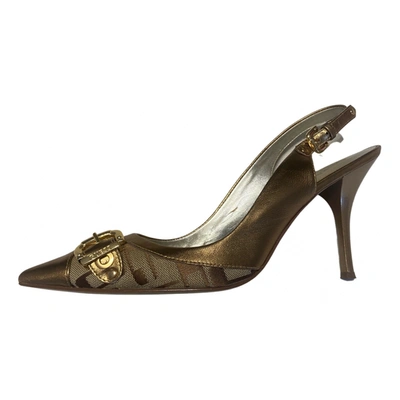Pre-owned Guess Leather Sandals In Gold