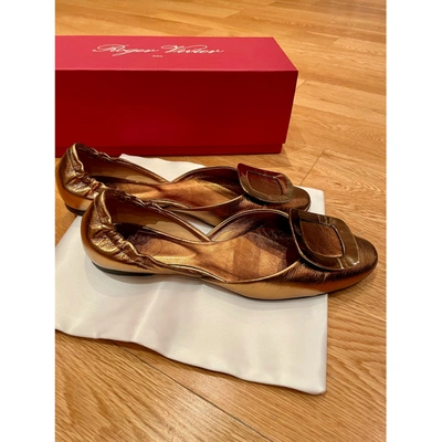 Pre-owned Roger Vivier Leather Ballet Flats In Metallic
