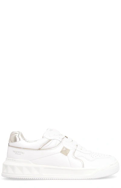 Valentino Garavani 20mm Roman Stud Leather Sneakers In Bianco