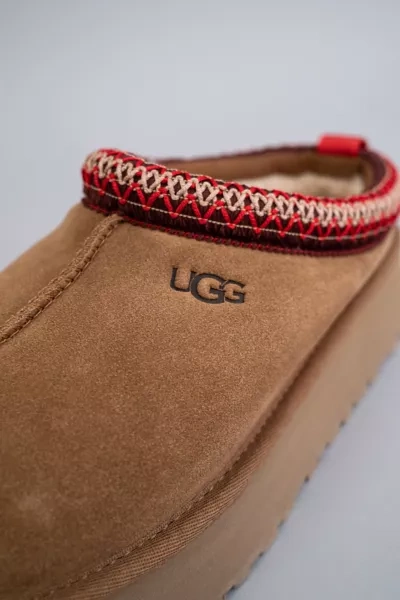 UGG WOMEN'S TAZZ SLIPPER IN CHESTNUT, WOMEN'S AT URBAN OUTFITTERS,62359633