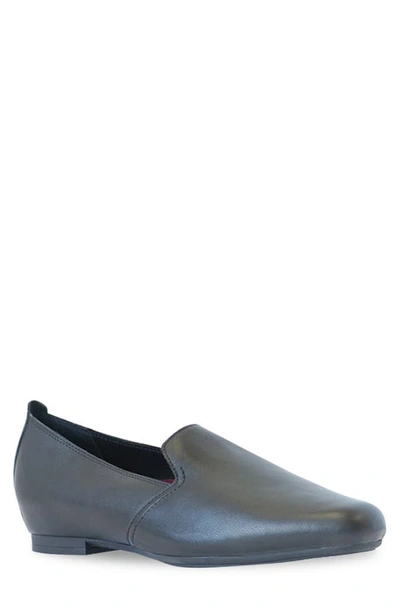 Munro Clem Loafer In Black Calf Leather