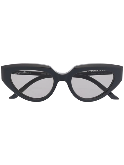 Balenciaga Cat-eye Frame Sunglasses In Schwarz