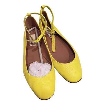 Pre-owned Valentino Garavani Rockstud Leather Ballet Flats In Yellow