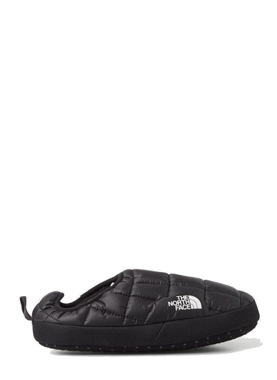 The North Face Logo Print Quilted Slippers In Black