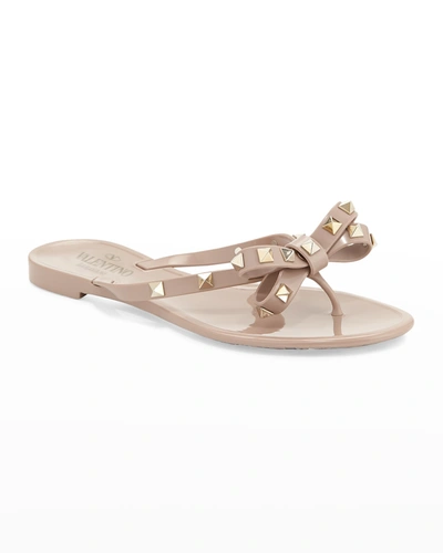 Valentino Garavani Rockstud Pvc Flat Thong Sandals In Poudre