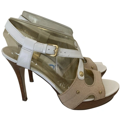 Pre-owned Guess Leather Sandals In White