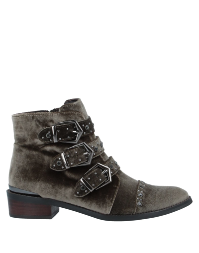 Alma En Pena Ankle Boots In Military Green