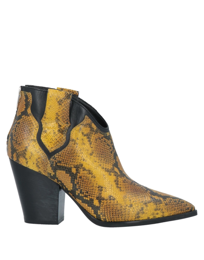 Janet & Janet Ankle Boots In Yellow