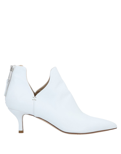 Strategia Ankle Boots In White