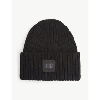 Ugg Logo-patch Knitted Beanie Hat In Black