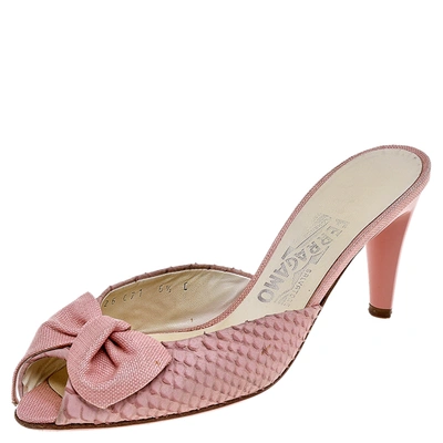 Pre-owned Ferragamo Pink Snakeskin Embossed Leather And Raffia Bow Peep Toe Slide Sandals Size 37