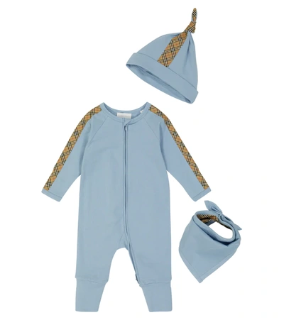 Burberry Baby连身衣、围兜与帽子套装 In Powdered Blue