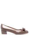 Ferragamo Vara Bow Patent Leather Pumps In 褐色