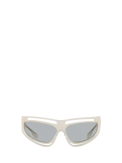 Burberry Eyewear Eliot Cut-out Detail Sunglasses In Ivory Madreperla