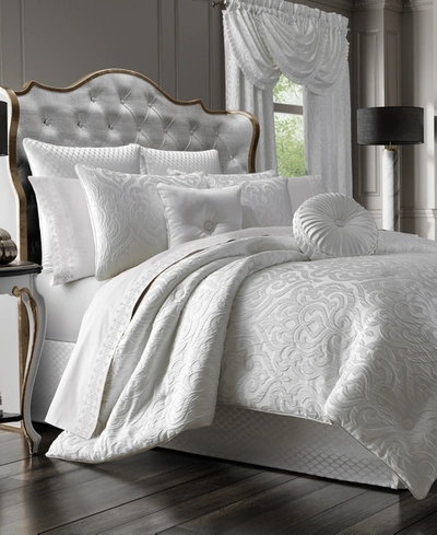 J Queen New York Astoria Queen 4-pc. Comforter Set Bedding In White