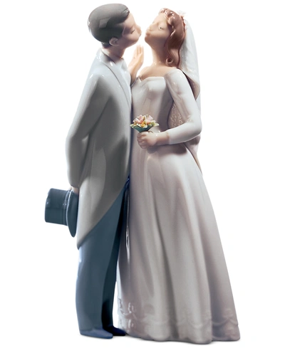 Lladrò Collectible Figurine, A Kiss To Remember