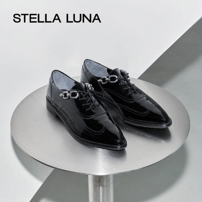 Stella Luna 2021秋冬女新款英伦风尖头系带金属鞋眼装饰深口乐福鞋 In Black