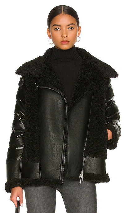 Jocelyn Faux Sherpa Moto Jacket In 黑色