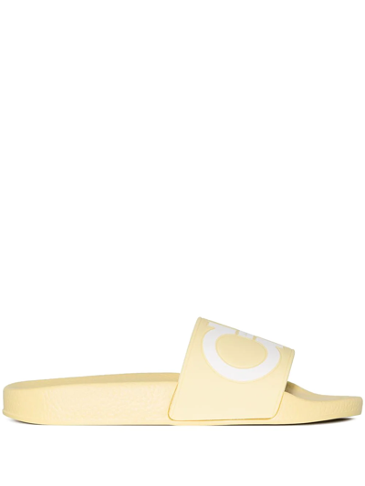 Ferragamo Yellow Gancini Rubber Slides In 黄色