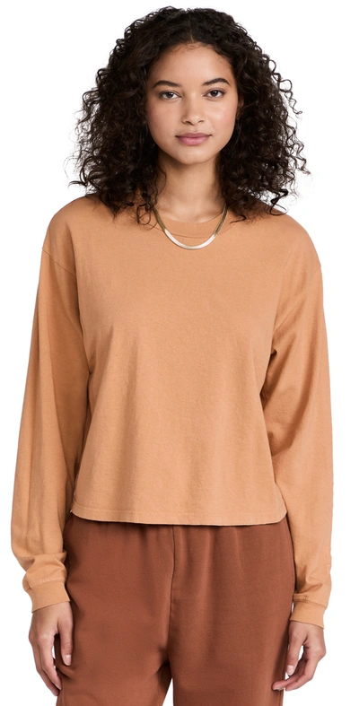 Mother The Long Sleeve Twister Crop Top In Sandstone