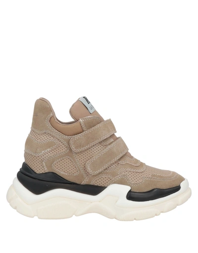 La Carrie Sneakers In Beige