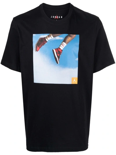 Nike Graphic-print Short-sleeved T-shirt In Schwarz