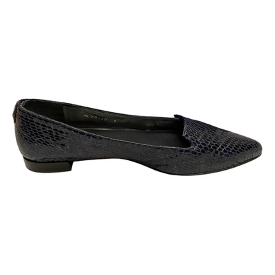 Pre-owned Stuart Weitzman Leather Flats In Navy