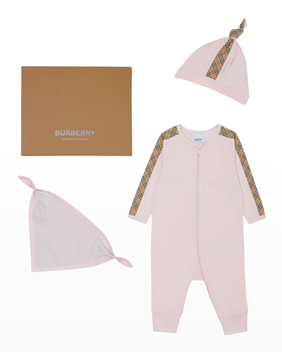 Burberry Kids' 经典格纹边饰三件礼物套装 In Alabaster Pink