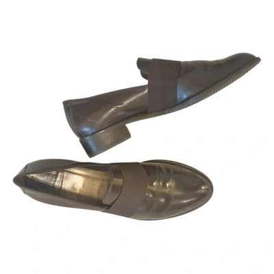Pre-owned Stuart Weitzman Leather Flats In Brown