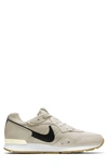 Nike Venture Runner Sneaker In Light Bone/black