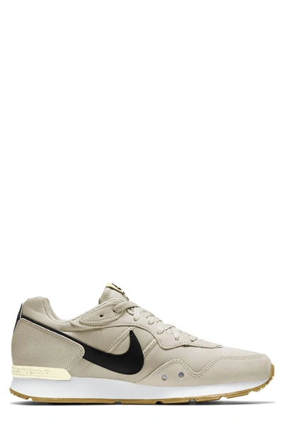 Nike Venture Runner Sneaker In Light Bone/black