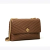 Tory Burch Wandelbare Kira Schultertasche Mit Chevron-steppung In Fudge / #59 Rolled Brass