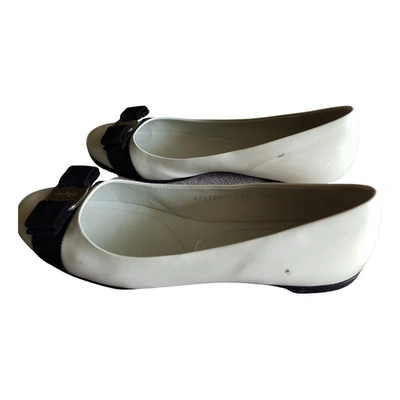 Pre-owned Ferragamo Vara Patent Leather Ballet Flats In White