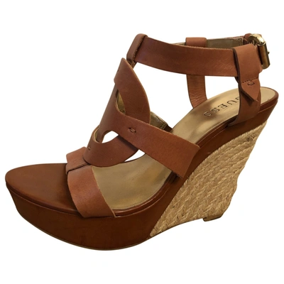 Pre-owned Guess Leather Sandal In Camel