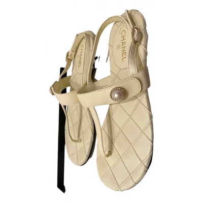 Pre-owned Chanel Leather Flip Flops In White