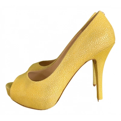 Pre-owned Guess Leather Heels In Yellow