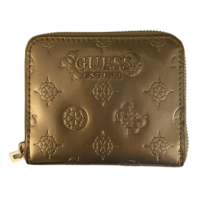Pre-owned Guess Patent Leather Clutch Bag In Gold