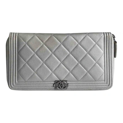 Pre-owned Chanel Boy Leather Wallet In Grey