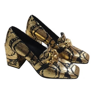 Pre-owned Versace Leather Heels In Gold