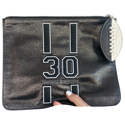 Pre-owned Tommy Hilfiger Leather Clutch Bag In Silver