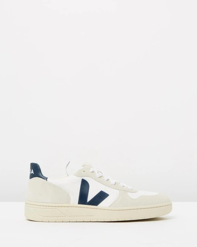 Veja V 10 In White