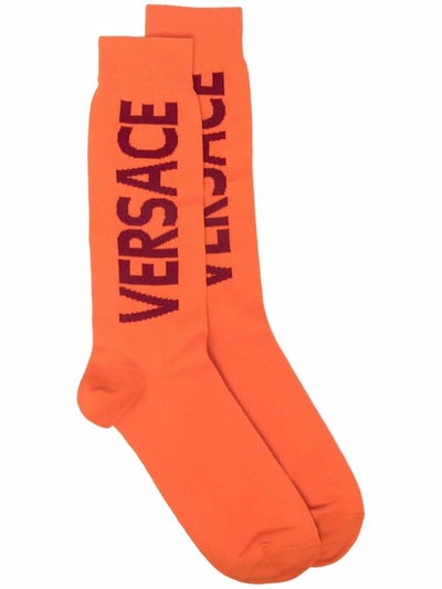 Versace Contrast Logo Stretch-cotton Socks In Orange