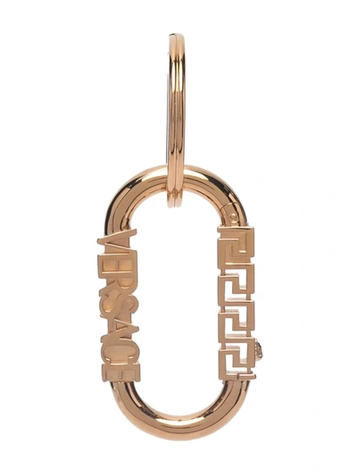 Versace Logo吊饰钥匙扣 In Gold