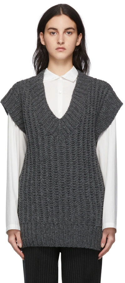 Ami Alexandre Mattiussi Hand-knitted Sleeveless V-neck Oversize Sweater In Grey