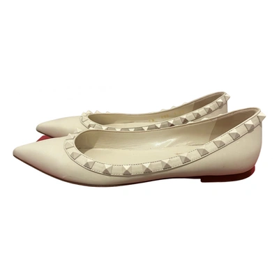 Pre-owned Valentino Garavani Rockstud Patent Leather Ballet Flats In White