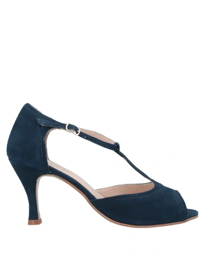 Dora Pumps In Dark Blue