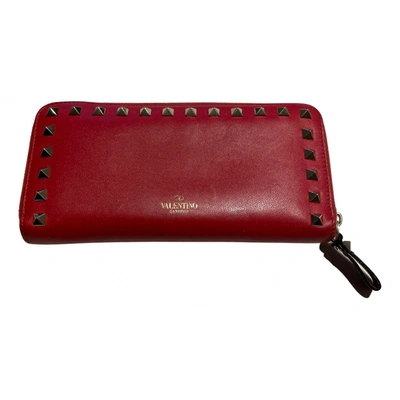 Pre-owned Valentino Garavani Rockstud Leather Wallet In Red