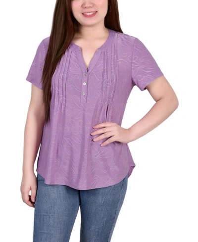 Ny Collection Plus Size Short Sleeve Y-neck Jacquard Knit Top In Lilac