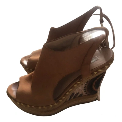 Pre-owned Guess Mules & Clogs In Camel